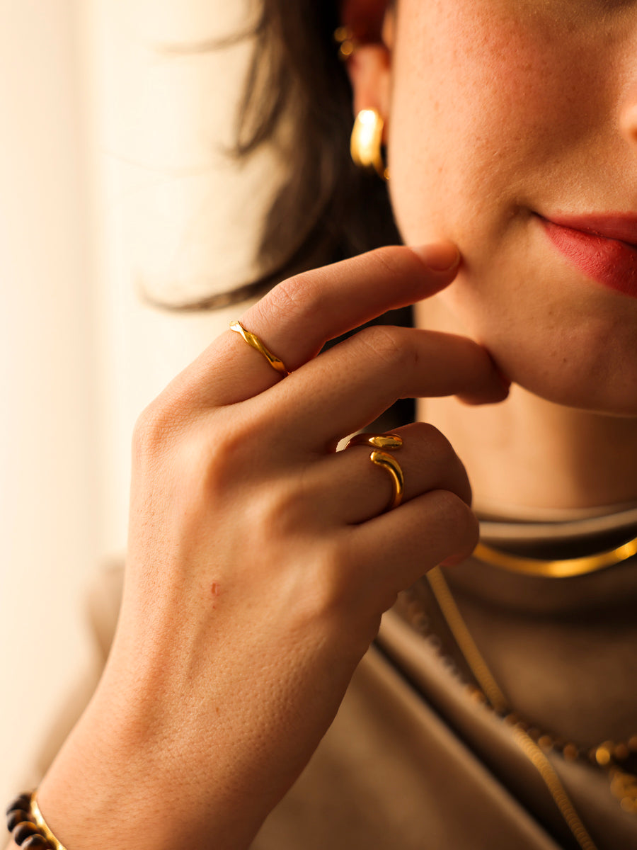 Anillo de Diseño Curvo Moderno