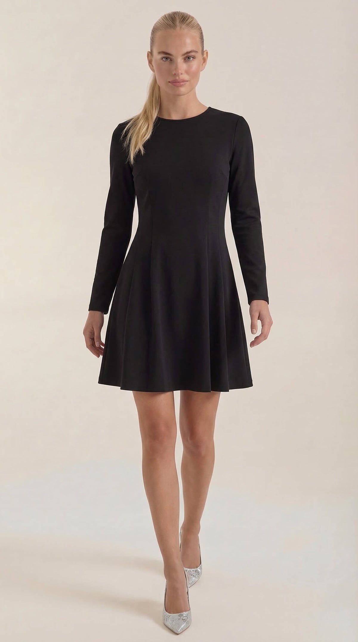 Vestido Corto de Manga Larga Ébano
