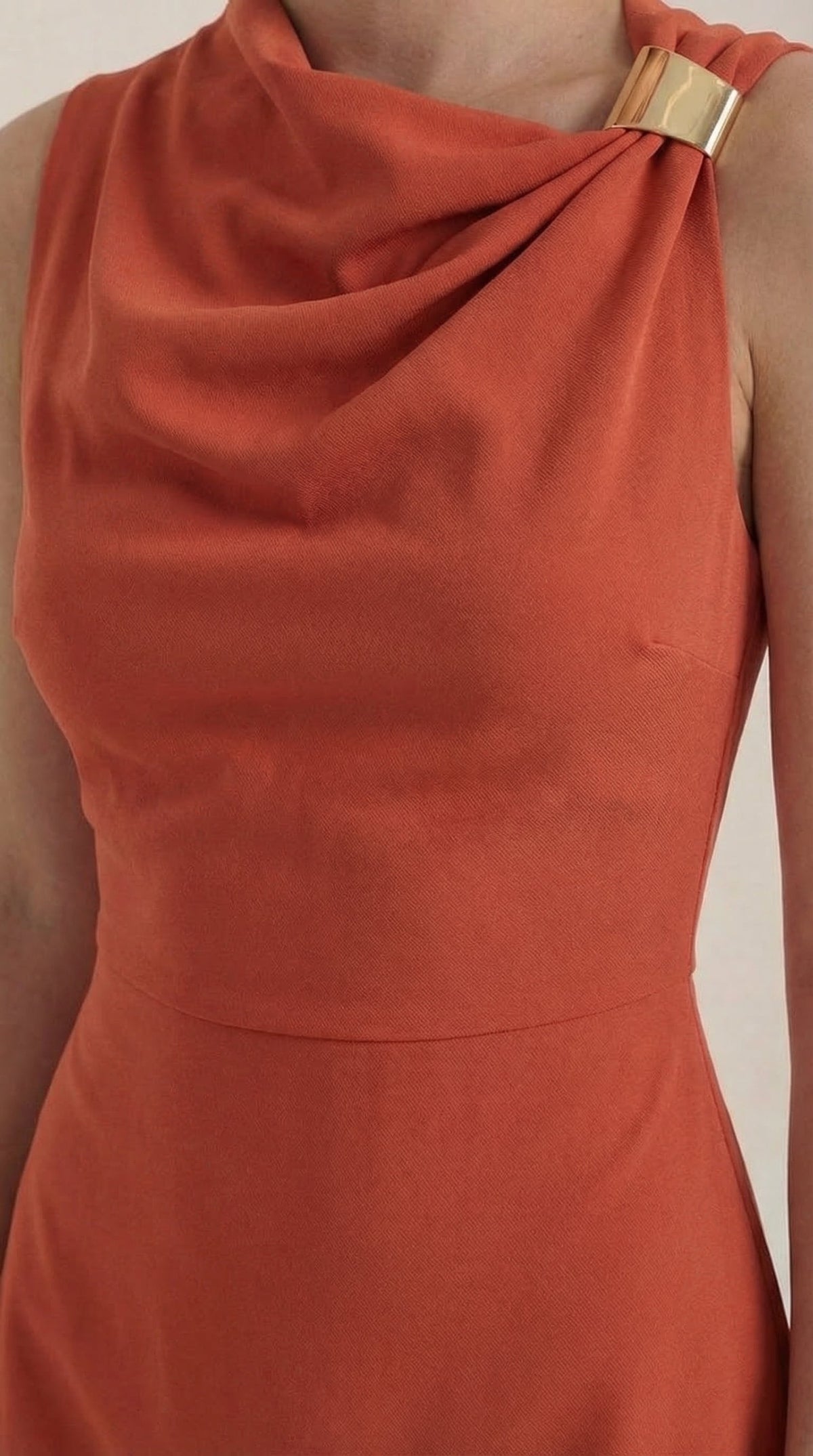 Vestido Corto con Cuello de Cowl Rosalie