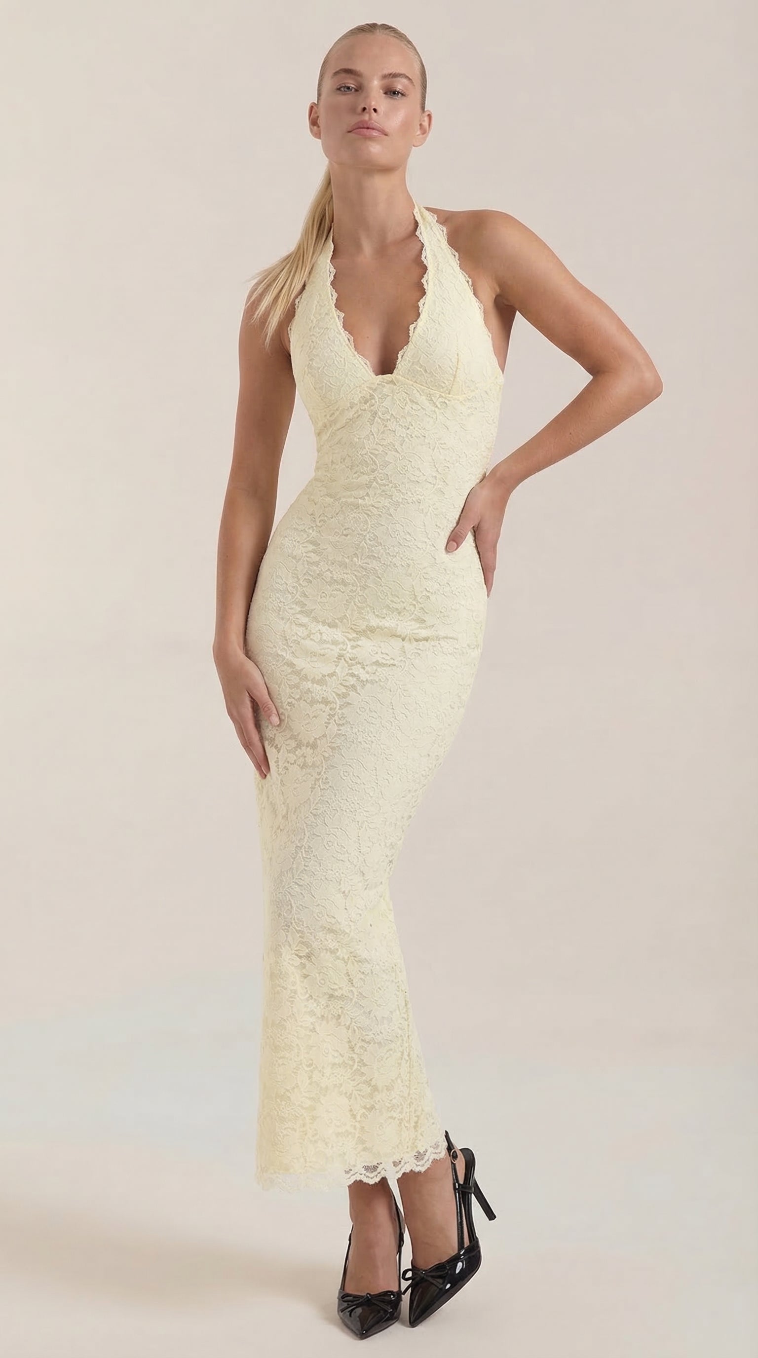 Vestido largo de encaje con escote halter Roxanne